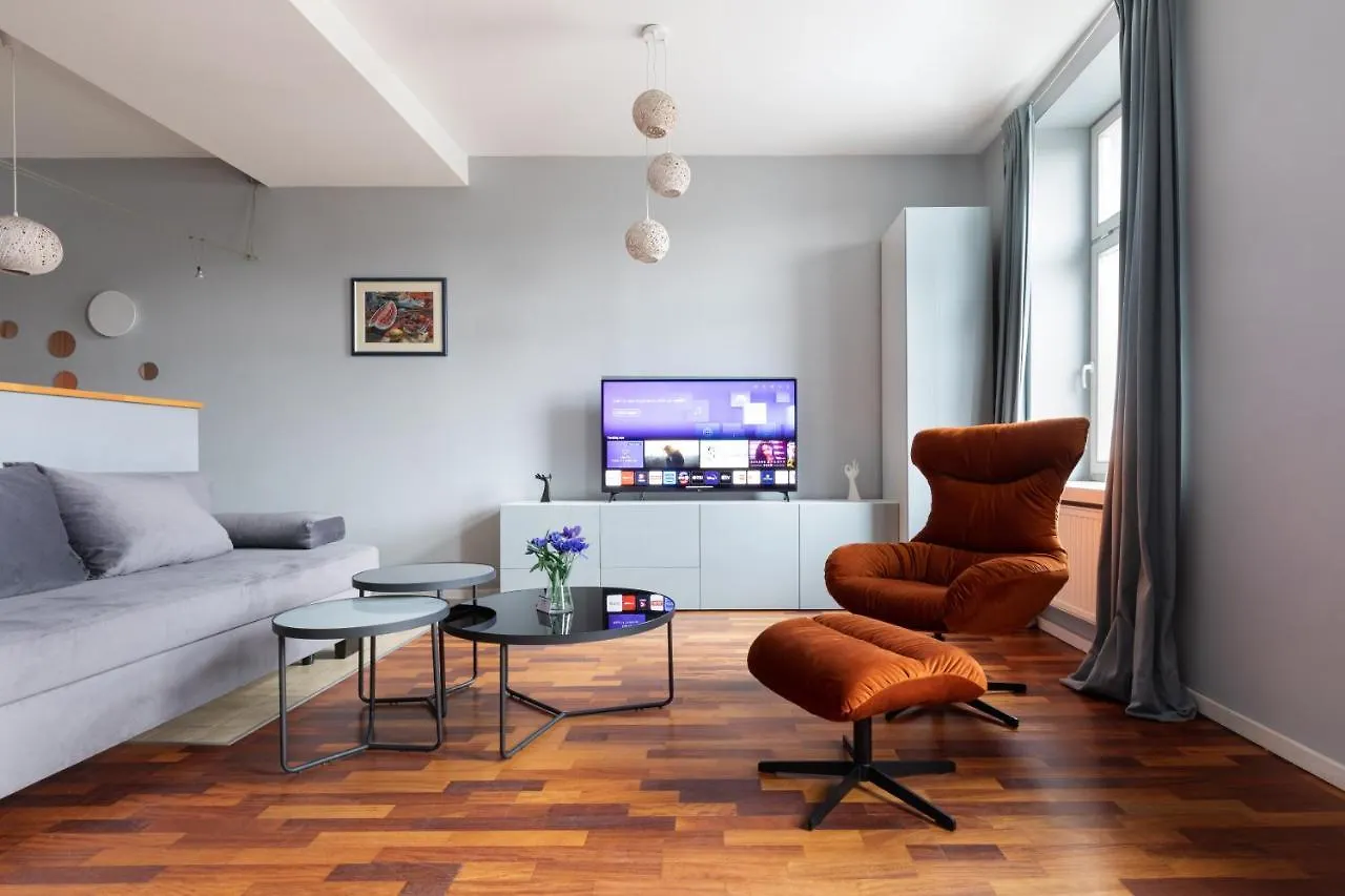 Rainbow Apartments 1 Cracovia 0*,  Polonia